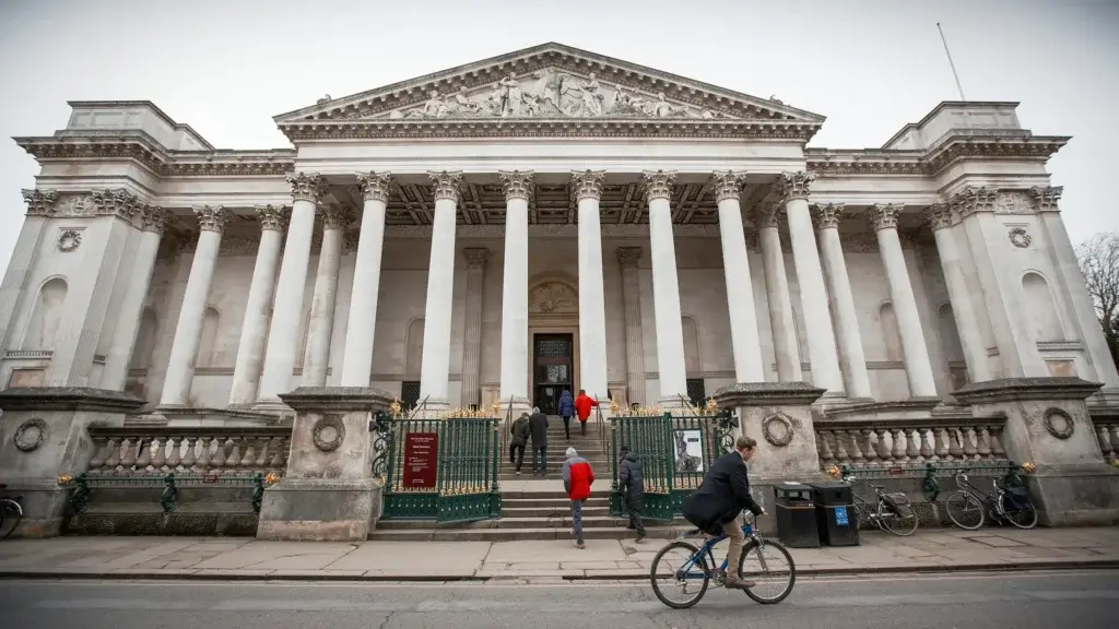 A street view of the Fitzwilliam Museum in Cambridge